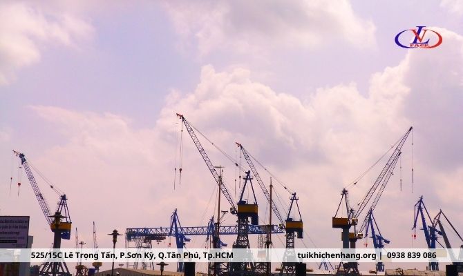 Cảng Việt Nam tiếp nhận siêu tàu container 0543213